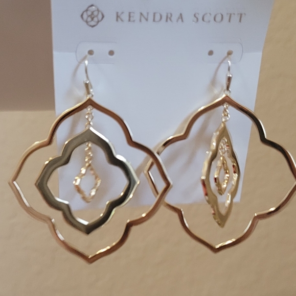 KENDRA SCOTT LARGE LOGO STATEMENT EARRINGS GOLD - Picture 3 of 9